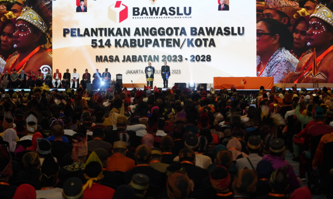 Prosesi pelantikan Anggota Bawaslu Kabupaten/Kota se-Indonesia di Jakarta, Sabtu (19/8/2023) malam. (Foto: Bawaslu RI/Katajari.com)