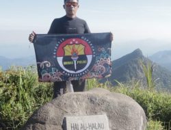 Aiptu Irawan Mewakili Kapolres Tabalong Kibarkan Merah Putih di Gunung Halau-Halau