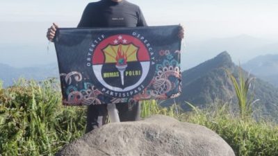 Aiptu Irawan Mewakili Kapolres Tabalong Kibarkan Merah Putih di Gunung Halau-Halau