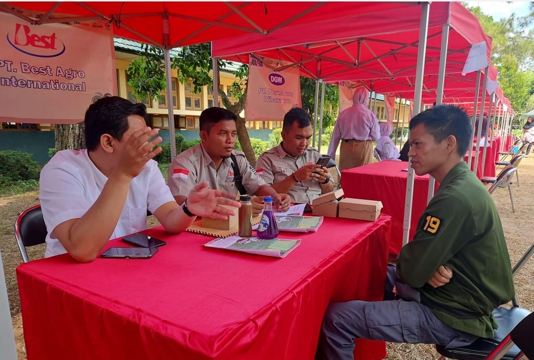 Kegiatan Job Fair sebagai Program Youth Enterpreneurship and Employment Support Services (YESS). (Foto: Tim Ekspos SMK PP Negeri Banjarbaru/Katajari.com)