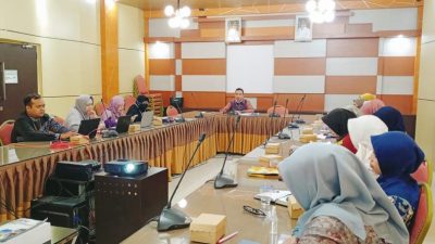 Forum Group Discussion (FGD) Pemutakhiran Data Perencanaan Pembangunan yang dipimpin oleh Kabid Perencanaan, Pengendalian, dan Evaluasi Nashrullah Shadiq. (Foto: Bappedalitbang Kabupaten Banjar/Katajari.com)