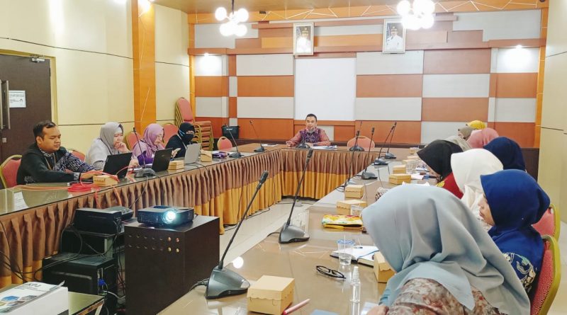 Forum Group Discussion (FGD) Pemutakhiran Data Perencanaan Pembangunan yang dipimpin oleh Kabid Perencanaan, Pengendalian, dan Evaluasi Nashrullah Shadiq. (Foto: Bappedalitbang Kabupaten Banjar/Katajari.com)