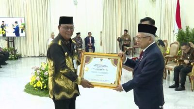 Wakil Presiden Republik Indonesia, KH Ma’ruf Amin (kanan) menyerahkan penghargaan Adhikarya Pembangunan Pertanian kepada Gubernur Kalimantan Selatan, H Sahbirin Noor (kiri) di Istana Wakil Presiden, Jakarta, Senin (14/8/2023). (Foto: Adpim Setdaprov Kalsel/Katajari.com)