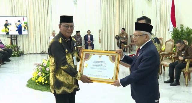 Wakil Presiden Republik Indonesia, KH Ma’ruf Amin (kanan) menyerahkan penghargaan Adhikarya Pembangunan Pertanian kepada Gubernur Kalimantan Selatan, H Sahbirin Noor (kiri) di Istana Wakil Presiden, Jakarta, Senin (14/8/2023). (Foto: Adpim Setdaprov Kalsel/Katajari.com)