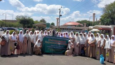 Ziarah religi dilakukan Majelis Taklim Assyaidatut Tharirah Banjarbaru di Masjid Sabilal Muhtadin Banjarmasin. (Foto: Majelis Taklim Assyaidatut Tharirah Banjarbaru/Katajari.com)