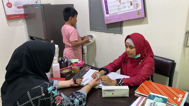 Wakil Kepala Ruangan Instalasi Rawat Jalan RSD Idaman, Erly Marlina menerangkan bahwa pemberian obat cacing gratis. (Foto: Humas RSD Idaman Kota Banjarbaru/Katajari.com)