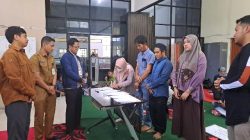 Para penerima manfaat program YESS di Kabupaten Tanah Bumbu melakukan penandatanganan Perjanjian Kerja Sama (PKS) pada Selasa (15/8/2023). (Foto: Tim Ekspos SMK PP Negeri Banjarbaru/Katajari.com)