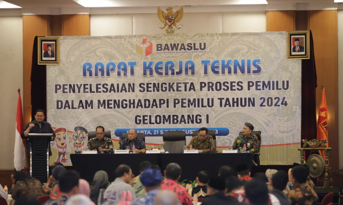 Ketua Bawaslu Rahmat Bagja bersama Anggota Bawaslu Totok Hariyono menghadiri kegiatan Rakernis Penyelesaian Sengketa Proses Pemilu Gelombang I, Senin (22/8/2023). (Foto: Bawaslu RI/Katajari.com)