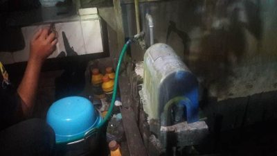 PT Air Minum Intan Banjar (Perseroda) mengakomodir aspirasi pelanggan di kawasan Desa Tembikar Kanan Kecamatan Kertak Hanyar Kabupaten Banjar, yang mengeluhkan kesulitan mendapatkan distribusi air bersih. (Foto: Katajari.com)