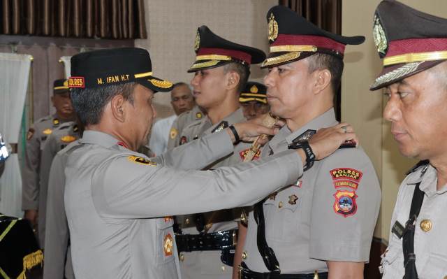 Kapolres Banjar, AKBP M. Ifan Hariyat T., S.H., S.I.K., M.H, yang juga memimpin langsung jalannya acara serah terima jabatan, Rabu (30/8/2023). (Foto: Humas Polres Banjar/Katajari.com)