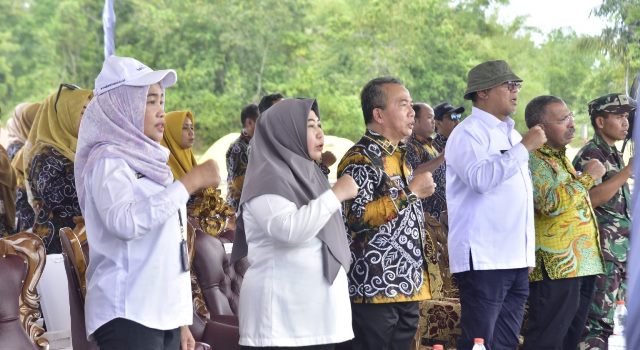 Ketua Tim Penggerak PKK Provinsi Kalimantan Selatan Hj. Raudatul Jannah (dua kiri) pada acara Jambore Kelompok Sadar Wisata (Pokdarwis) se-Kalimantan Selatan di Alam Roh 20 Kiram, Kabupaten Banjar, Rabu (2/8/2023) siang. (Foto: Adpim Setdaprov Kalsel/Katajari.com)