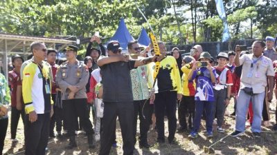 Bidikan anak panah Gubernur Kalimantan Selatan H Sahbirin Noor atau Paman Birin, menandai dimulainya Paman Birin Archery Open ke 2 DESDM Provinsi Kalsel Competition Tahun 2023 di lapangan panahan DESDM Trikora, Banjarbaru, Kamis (10/8/2023). (Foto: Adpim Setdaprov Kalsel/Katajari.com)