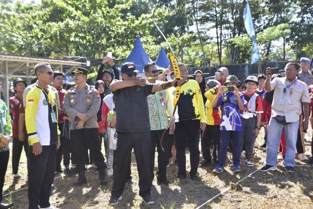 Bidikan anak panah Gubernur Kalimantan Selatan H Sahbirin Noor atau Paman Birin, menandai dimulainya Paman Birin Archery Open ke 2 DESDM Provinsi Kalsel Competition Tahun 2023 di lapangan panahan DESDM Trikora, Banjarbaru, Kamis (10/8/2023). (Foto: Adpim Setdaprov Kalsel/Katajari.com)