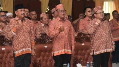 Gubernur Kalimantan Selatan (Kalsel) H. Sahbirin Noor atau Paman Birin melantik pengurus Kerukunan Keluarga Bakumpai (KKB) periode 2023 – 2028 di Mahligai Pancasila Banjarmasin pada Minggu (13/8/2023). (Foto: Adpim Setdaprov Kalsel/Katajari.com)