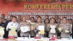 Polri menggelar konferensi pers pengungkapan Tindak Pidana Pencucian Uang (TPPU) dan Sindikat perdagangan gelap narkotika jaringan Fredy Pratama, Selasa (12/9/2023). (Foto: Polri.go.id/Katajari.com)