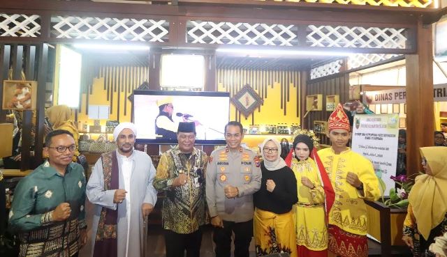 Stan Expo Dinas Kehutanan (Dishut) Provinsi Kalimantan Selatan (Kalsel) di lapangan Dr. Murdjani, Banjarbaru mendapatkan kunjungan didatangi Gubernur Kalsel H.Sahbirin Noor atau yang akrab disapa Paman Birin, Rabu (30/8/2023). (Foto: Dinas Kehutanan Kalsel/Katajari.com)