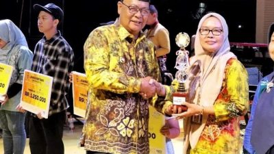 Kepala Dinas Kehutanan (Dishut) Provinsi Kalimantan Selatan (Kalsel) Hj. Fathimatuzzahra (kanan) nampak terharu ketika menerima penghargaan dari Gubernur Kalsel H Sahbirin Noor pada penutupan Kalsel Expo 2023 di Lapangan Murjani Kota Banjarbaru, Minggu (3/9/2023) malam. (Foto: Dinas Kehutanan Kalsel/Katajari.com)