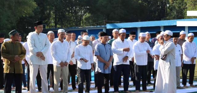 Guru H Muhammad Sam’ani SAg memimpin salat istisqa yang dilangsungkan di lokasi Instalasi Pengolahan Air (IPA) Pinus PT Air Minum Intan Banjar (Perseroda) di Banjarbaru, Jumat (8/9/2023) pagi. (Foto: Humas PT Air Minum Intan Banjar/Katajari.com)