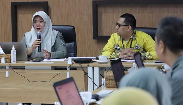 Sekretaris Dishut Kalsel Kinta Ambarasti membuka kegiatan Pengisian Survey Indeks Berakhlak Dan Keterikatan Pegawai (Employee Engagement) Tahun 2023, Senin (11/9/2023). (Foto: Dinas Kehutanan Kalsel/Katajari.com)