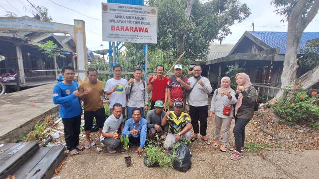 Masyarakat Desa Bararawa Kecamatan Paminggir Kabupaten Hulu Sungai Utara sangat antusias dibentuknya Kelompok Tani Hutan (KTH). (Foto: Dinas Kehutanan Kalsel/Katajari.com)
