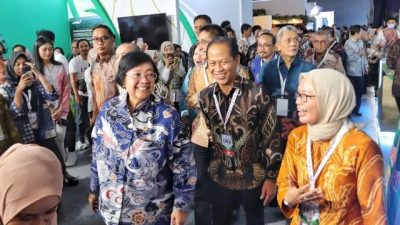 Stan Dishut Kalsel di Festival LIKE dikunjungi Menteri Lingkungan Hidup dan Kehutanan Prof. Dr. Ir. Siti Nurbaya Bakar, M.Sc. (kiri), Sabtu (16/9/2023) di Jakarta. (Foto: Dinas Kehutanan Kalsel/Katajari.com)