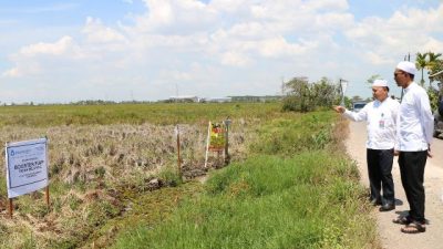 Bupati Banjar H Saidi Mansyur (kanan) didampingi Direktur Utama PT Air Minum Intan Banjar Syaiful Anwar saat meninjau lokasi pembangunan booster pump Tatah Belayung waktu lalu. (Foto: Kominfo Kabupaten Banjar/Katajari.com)