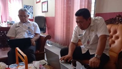 Kepala Pelaksana BPBD Kabupaten Banjar Warsita (kanan) di ruang kerjanya, Rabu (13/9/2023) pagi. (Foto: Kominfo Kabupaten Banjar/Katajari.com)