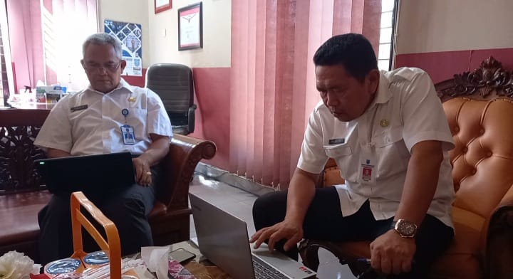 Kepala Pelaksana BPBD Kabupaten Banjar Warsita (kanan) di ruang kerjanya, Rabu (13/9/2023) pagi. (Foto: Kominfo Kabupaten Banjar/Katajari.com)