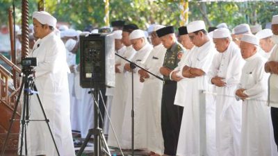 Gubernur Kalimantan Selatan H. Sahbirin Noor atau Paman Birin salat Istisqa bersama warga Kota Banjarmasin dan sekitarnya di halaman bagian barat Masjid Raya Sabilal Muhtadin di Banjarmasin pada Kamis (14/9/2023) pagi. (Foto: Adpim Setdaprov Kalsel/Katajari.com)