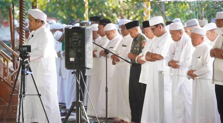 Gubernur Kalimantan Selatan H. Sahbirin Noor atau Paman Birin salat Istisqa bersama warga Kota Banjarmasin dan sekitarnya di halaman bagian barat Masjid Raya Sabilal Muhtadin di Banjarmasin pada Kamis (14/9/2023) pagi. (Foto: Adpim Setdaprov Kalsel/Katajari.com)