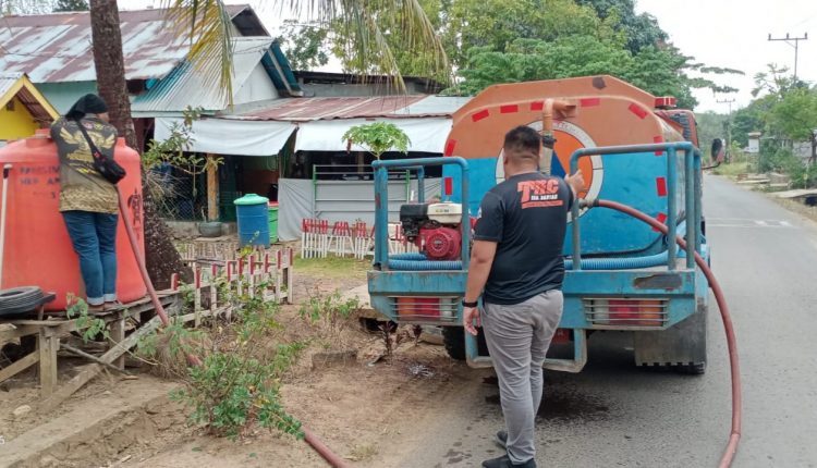 BPBD Kabupaten Banjar lakukan pendistribusian air ke sejumlah desa yang mengalami krisis air bersih, Sabtu(15/9/2023) siang. (Foto: Kominfo Kabupaten Banjar/Katajari.com)
