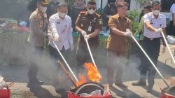 Kejaksaan Negeri (Kejari) Kabupaten Banjar Provinsi Kalimantan Selatan memusnahkan ratusan barang bukti kejahatan dari 71 perkara yang telah inkrah, Rabu (27/9/2023) pagi. (Foto: Kominfo Kabupaten Banjar/Katajari.com)