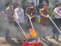 Barang Bukti Dari 71 Perkara Dimusnahkan di Halaman Kantor Kejaksaaan Negeri Kabupaten Banjar