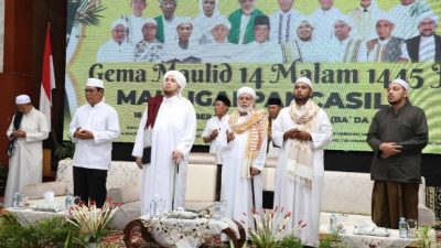 Habib Jindan bin Novel bin Salim bin Jindan, tausiah pada acara Gema Maulid 14 Malam 1445 Hijriyah di Gedung Mahligai Pancasila, Banjarmasin, Rabu (27/09/2023) malam. (Foto: Adpim Setdaprov Kalsel/Katajari.com)
