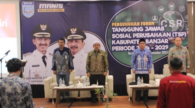 Drs H Syaiful Anwar (kanan) sebagai Ketua Forum Komunikasi Tanggung jawab Sosial Perusahaan (TSP) Kabupaten Banjar Periode 2024-2029, Jumat (29/9/2023). (Foto: Kominfo Kabupaten Banjar/Katajari.com)