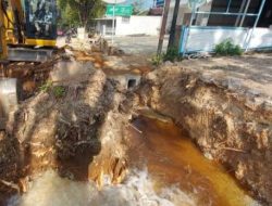 Pipa Air di Jalan Panglima Batur Bocor Akibat Terkena Alat Berat Proyek Drainase  