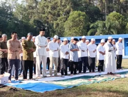 Karyawan PT Air Minum Intan Banjar Salat Istisqa di Kawasan IPA Pinus