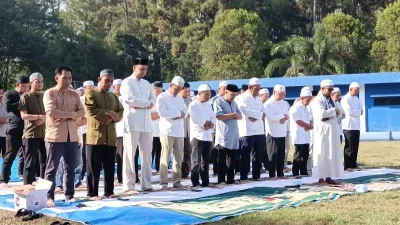 Karyawan PT Air Minum Intan Banjar Salat Istisqa di Kawasan IPA Pinus