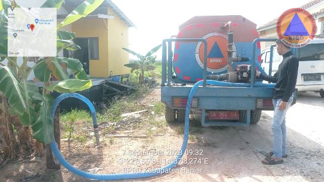 PT Air Minum Intan Banjar bekerja sama BPBD Kabupaten Banjar mendistribusikan air. (Foto: BPBD Kabupaten Banjar/Katajari.com)
