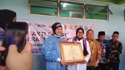 Menteri Sosial, Risma memberikan simbolis penghargaan kepada dokter operasi katarak, Kamis (21/9/2023)di RSUD Ratu Zalecha Martapura. (Foto: Katajari.com)