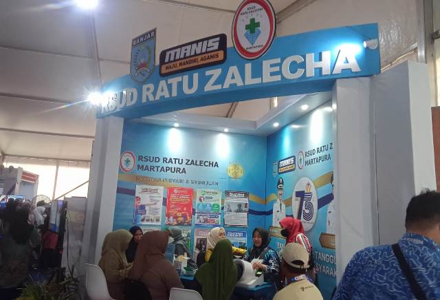 Terlihat antrian warga yang ingin cek kesehatan tubuh maupun untuk konsultasi, dilayani petugas rumah sakit di stan RSUD Ratu Zalecha Martapura, Kamis (21/9/2023) di Banjar Expo 2023. (Foto: Katajari.com)    