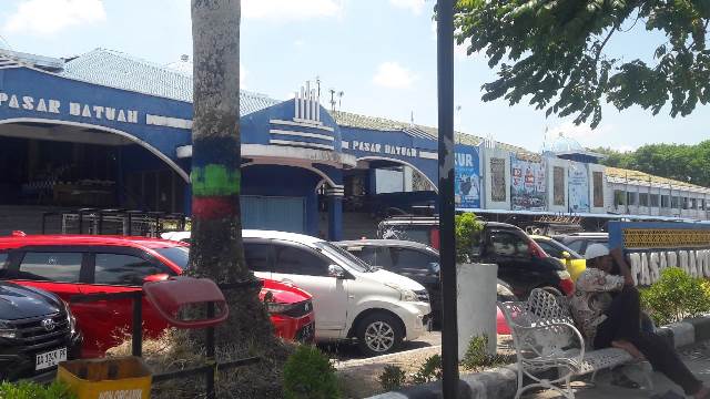 Pasar Batuah Martapura mempertahankan kearifan lokal, Senin (25/9/2023). (Foto: Katajari.com)