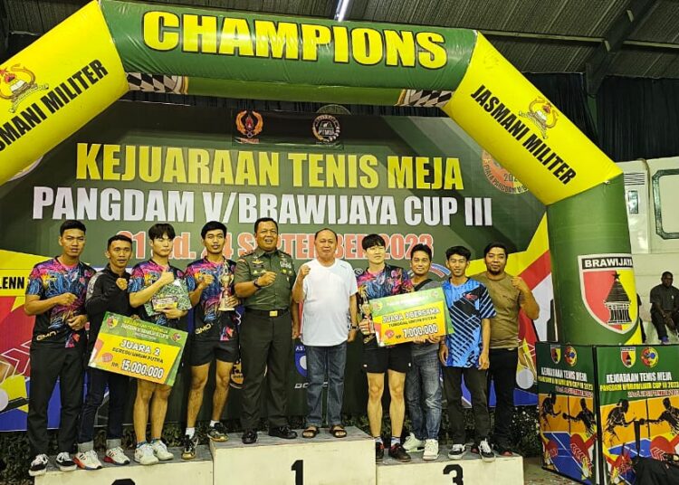 Ketua PD Perpamsi Kalsel, Syaiful Anwar SAP MAP (lima kanan) dan Pangdam V Brawijaya Mayjen TNI Farid Makruf (lima kiri) bersama para juara, Minggu (24/9/2023) di Jawa Timur. (Foto: Perpamsi Kalimantan Selatan/Katajari.com)