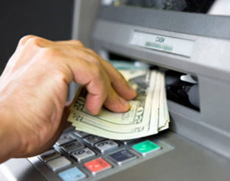 Ilustrasi rekening bak dibobol dengan penarikan melalui ATM. (Foto: Detik.com)