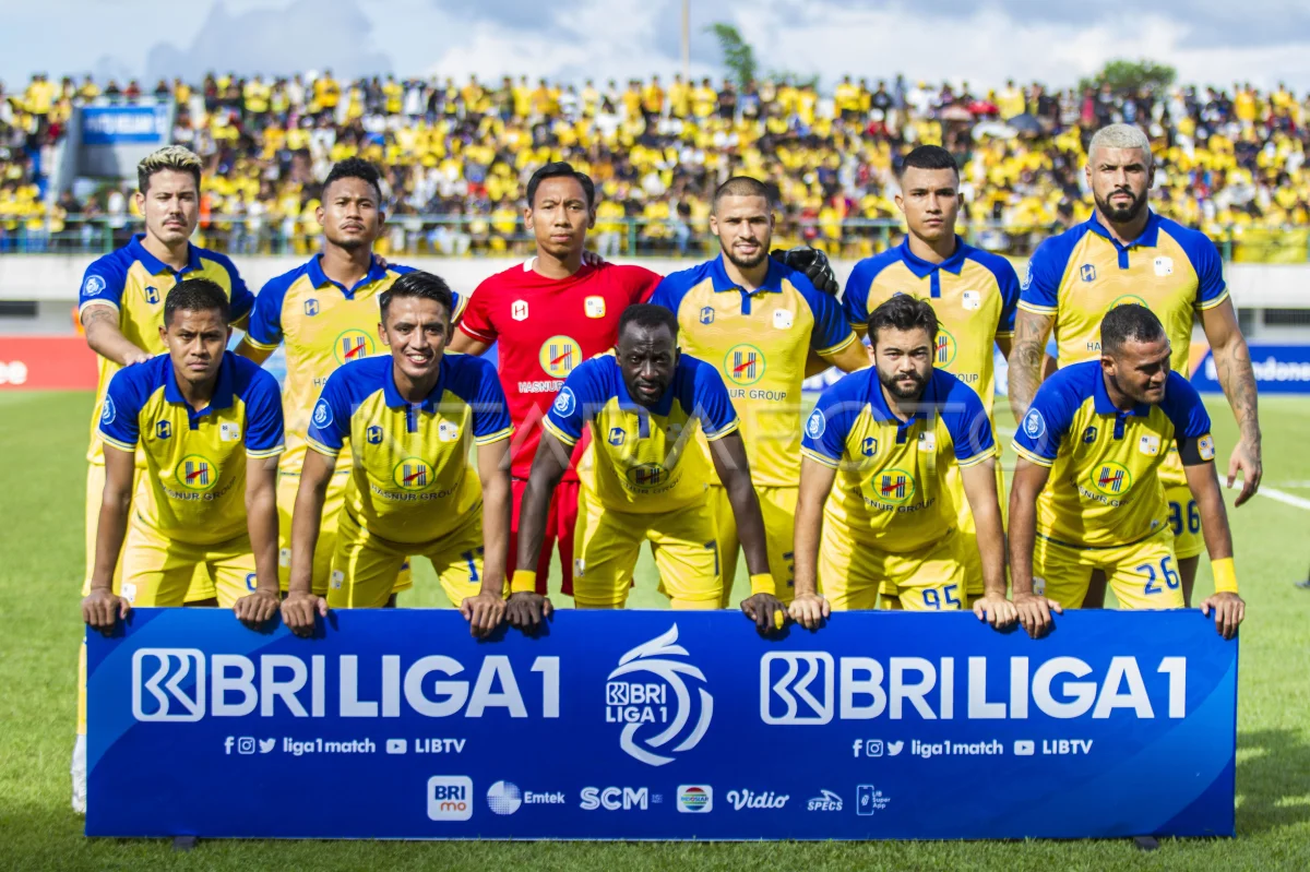 Tim Barito Putera berfoto bersama sebelum pertandingan BRI Liga 1 melawan PSS Sleman di Stadion Demang Lehman Martapura, Kabupaten Banjar, Kalimantan Selatan, Jumat (14/7/2023). (Foto: Antara/Katajari.com)