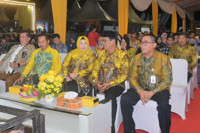 Gubernur Kalsel H. Sahbirin Noor (dua kanan) atau Paman Birin telah menutup resmi pelaksanaan Kalsel Expo 2023, pada Minggu (3/8/2023) malam. (Foto: Adpim Setdaprov Kalsel/Katajari.com)