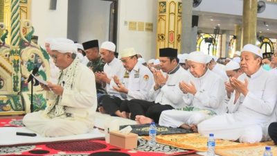 KH. Muhammad Wildan Salman atau Guru Wildan, memimpin salat Istisqa di Masjid Al-Karomah Martapura, Kabupaten Banjar, Kamis (7/9/2023) pagi. (Foto: Adpim Setdaprov Kalsel/Katajari.com)