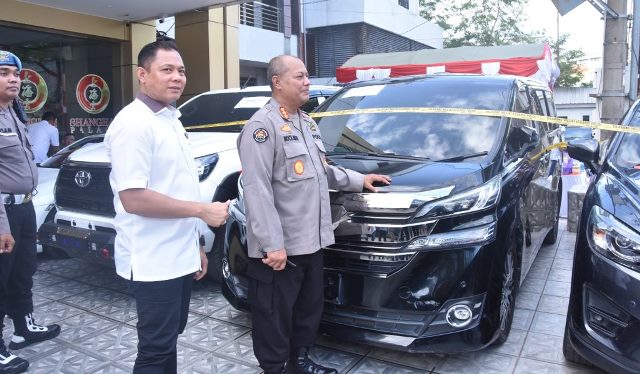 Polda Kalimantan Selatan (Kalsel) menyita barang dugaan hasil kejahatan jaringan Fredy Pratama di Kalimantan Selatan, Selasa (12/9/2023). (Foto: Polda Kalsel/Katajari.com)
