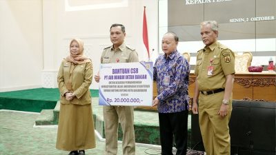 Syaiful Anwar Serahkan Dana CSR Kepada Pemko Banjarbaru