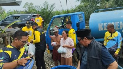 Gubernur Kalimantan Selatan (Kalsel) H Sahbirin Noor atau biasa disapa Paman Birin mendistribusikan air bersih di Kabupaten Banjar, Senin (9/10/2023). (Foto: Setdaprov Kalsel/Katajari.com)
